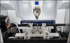 Trumpf TruLaser Cell 3000 Laserschneidmaschine mit Single Mode Faserlaser innen
